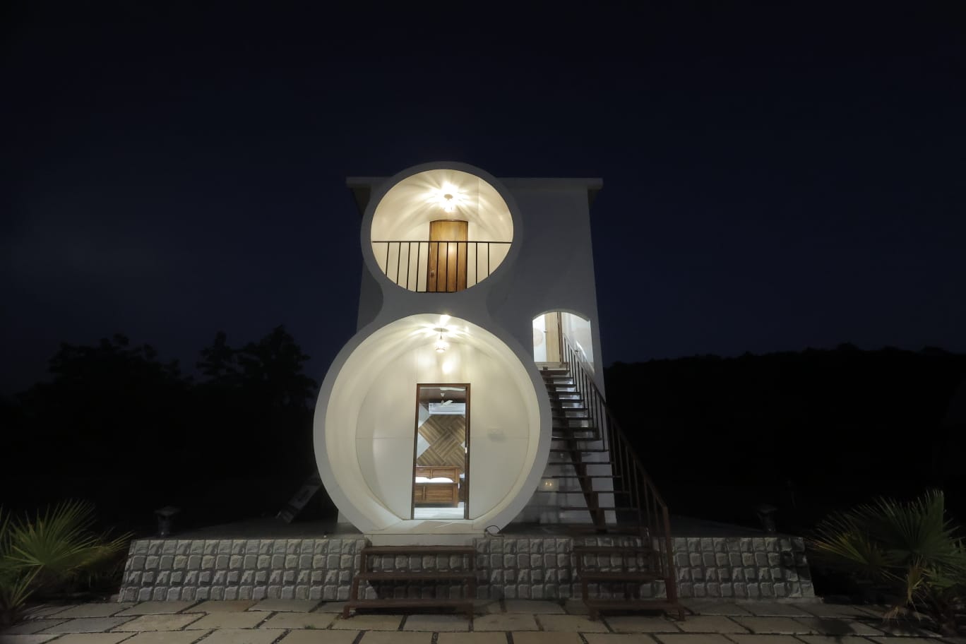 Figure-8 curved interior space